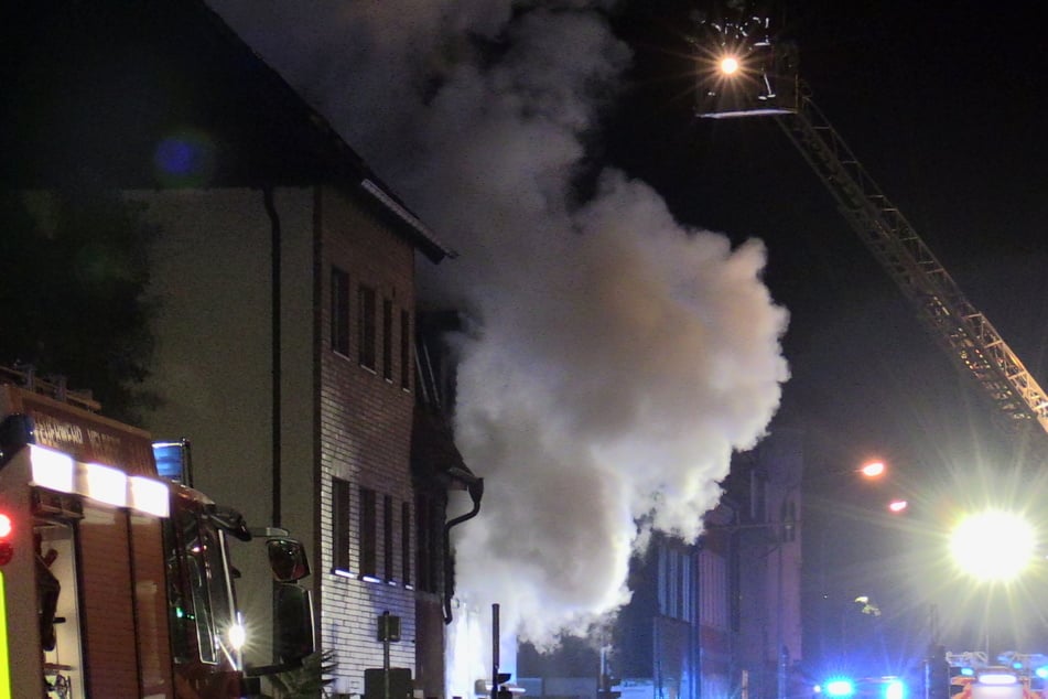 Beim Eintreffen der Feuerwehrleute stand die Wohnung in Velbert-Nierenhof bereits lichterloh in Flammen. Dichte Rauchwolken drängten sich aus den Fenstern.