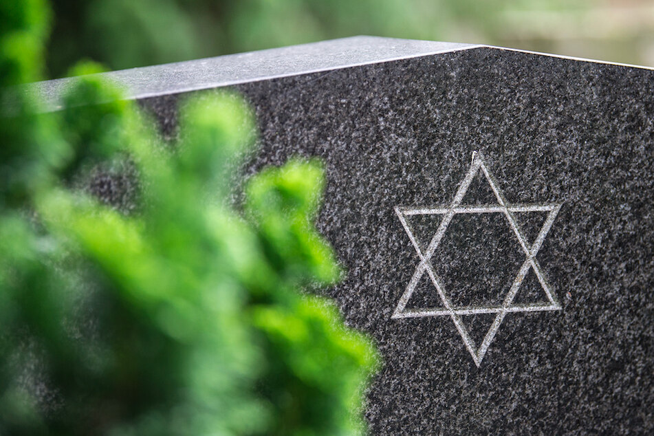 Grabsteine auf jüdischem Friedhof beschädigt: Politisches Motiv nicht ausgeschlossen