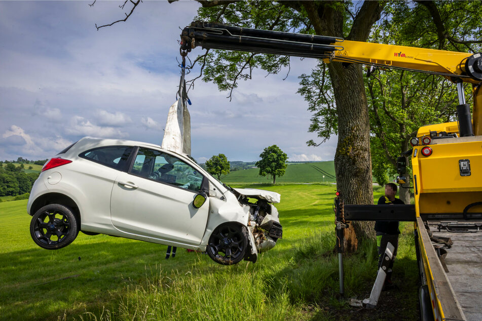 Der zerstörte Wagen wurde abgeschleppt.