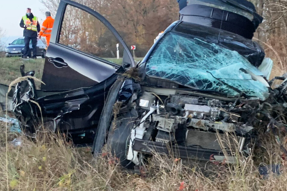 Das Foto zeigt den komplett zerstörten Nissan im Graben neben der Staatsstraße 2271.