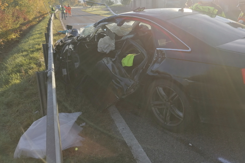 Der Audi-Fahrer wurde durch die Wucht des Zusammenstoßes in seinem Wagen eingeklemmt, starb später im Krankenhaus.