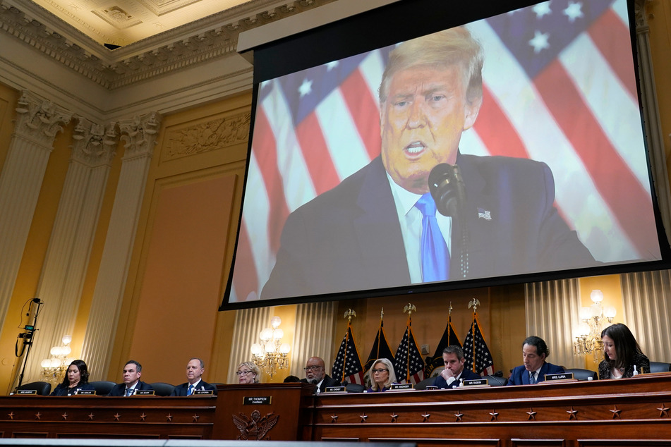 Beispielloser Paukenschlag in der US-Politik: Kapitol-Ausschuss empfiehlt Anklage gegen Trump!
