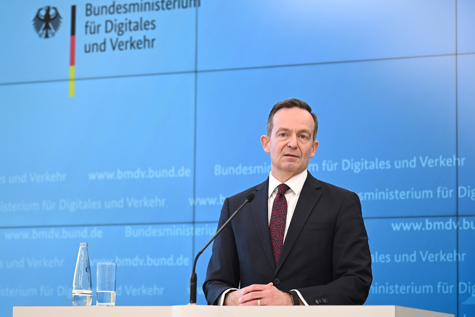 Verkehrsminister Volker Wissing (52, FDP) droht damit, das EU-Zulassungsverbot für Verbrenner-Motoren zu blockieren, sollten keine Regelungen für E-Fuels bestimmt werden.