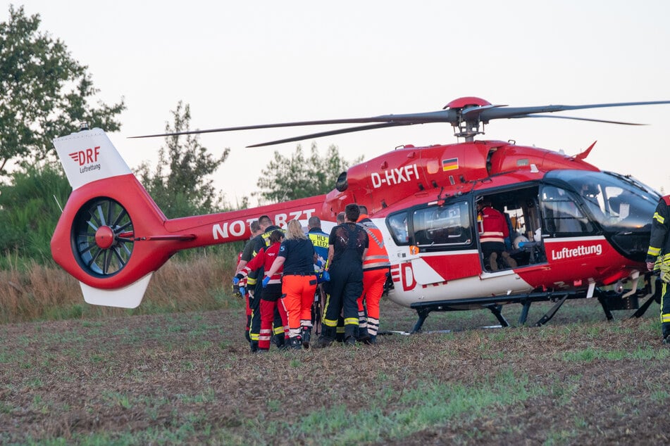 Die schwer verletzte Frau (24) wurde am frühen Montagmorgen auf einer Trage zu einem Hubschrauber gebracht.