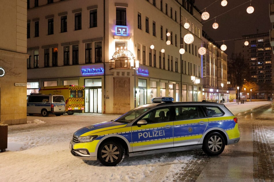 Die Volksbank-Filiale in Chemnitz wurde am Montag überfallen. Nun sucht die Polizei mit einem Foto nach dem Täter.