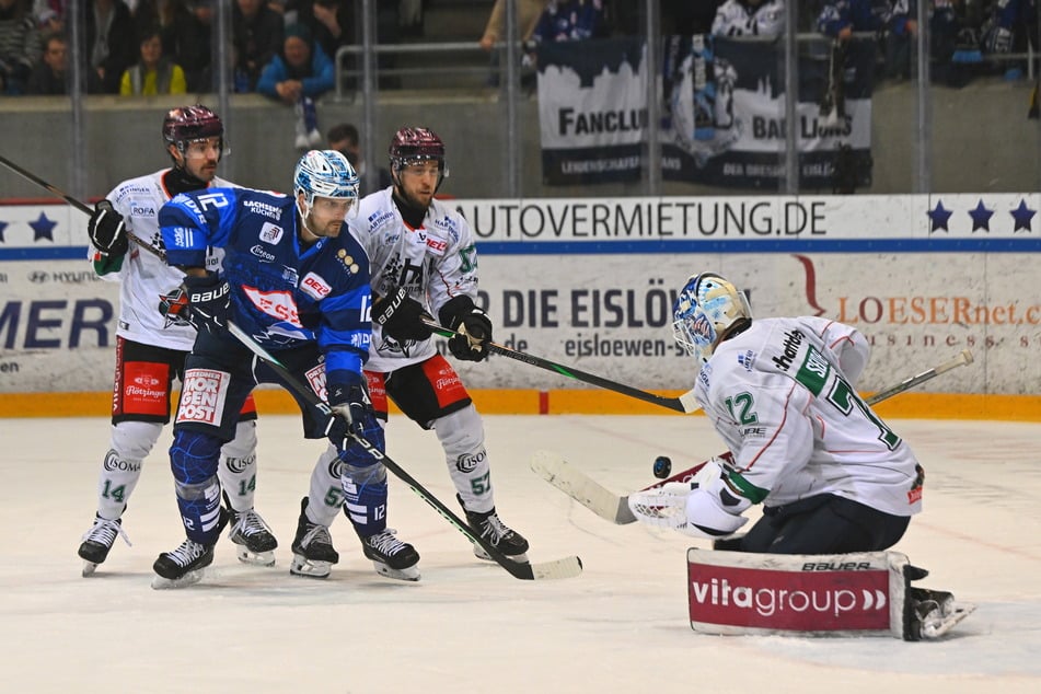 Eiskalt agiert Eislöwe Andrew Yogan vor Starbulls-Goalie Pascal Seidel.