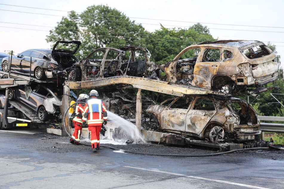 Am Samstagabend ist ein Autotransporter auf der A7 bei Neumünster in Flammen aufgegangen. Unter den geladenen Fahrzeugen waren auch mehrere Elektroautos.