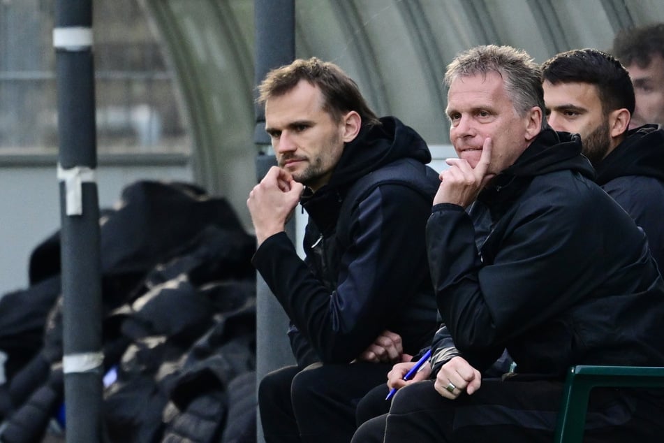 Der U23 des FC St. Pauli um Cheftrainer Karsten Neitzel (58) droht der Abstieg in die Oberliga.