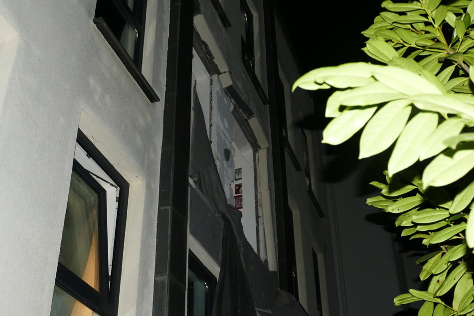 In diesem Mehrfamilienhaus in Siegburg hat es am Freitagabend eine heftige Verpuffung gegeben.