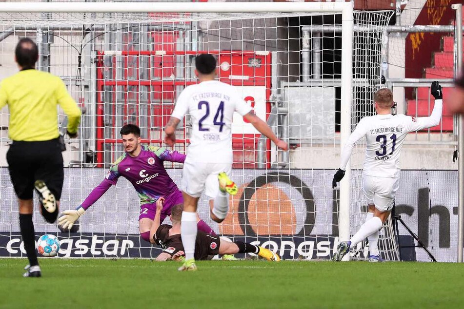 FCSP-Keeper Nikola Vasilj (2.v.l.) war beim 0:1 der Auer durch Ben Zolinski (r.) machtlos.