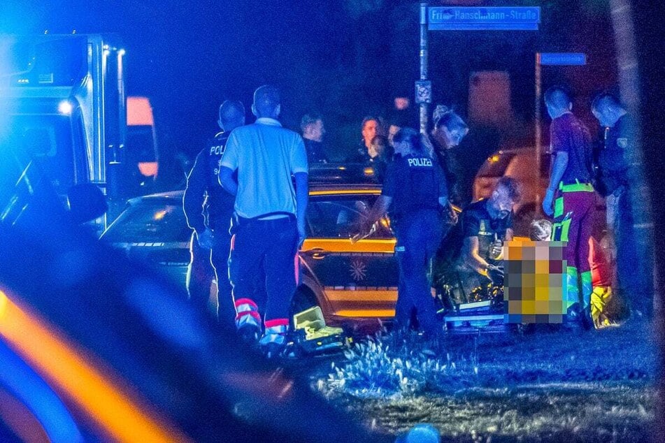 Die Einsatzkräfte kümmerten sich noch an Ort und Stelle um den schwer verletzten Zehnjährigen. Ihm konnte schließlich das Leben gerettet werden.