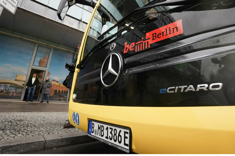 Ein Fahrgast ist in Berlin-Köpenick nach einem Streit in einem BVG-Bus von einem unbekannten Mann mit einem Messer schwer verletzt worden. (Symbolbild)
