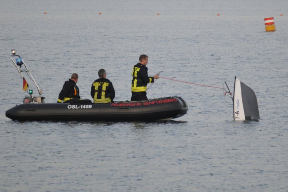 Motorboot kentert auf See! Drei Personen landen im Krankenhaus