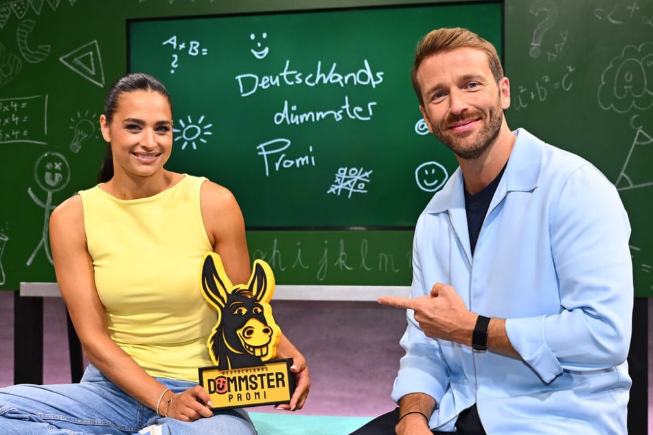Moderations-Duo Amira Aly (32, l.) und Christian Düren (35) überreichten am Montagabend den Negativpreis.
