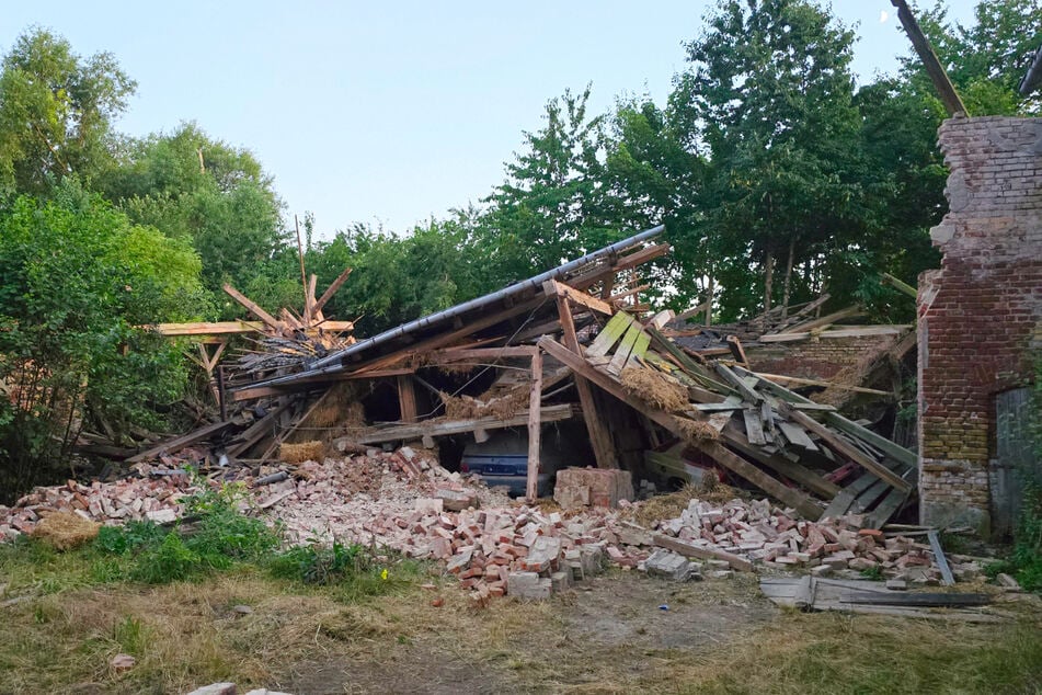 Die Scheune im Macherner Ortsteil Plagwitz ist am Dienstagabend eingestürzt.