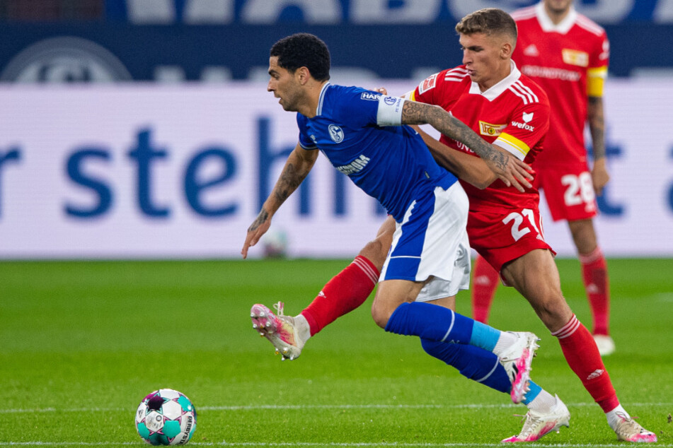 Unions Grischa Prömel (r.) und Schalkes Omar Mascarell (l.) kämpfen um den Ball.