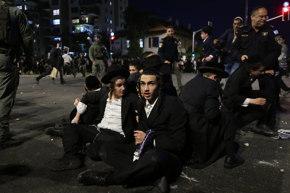 Streng religiöse Männer waren in Israel jahrzehntelang von der Wehrpflicht befreit. Eine Neuregelung dieser Ausnahme gelang der Regierung bisher nicht. Ultraorthodoxe Parteien erhöhen nun den Druck. (Archivbild)