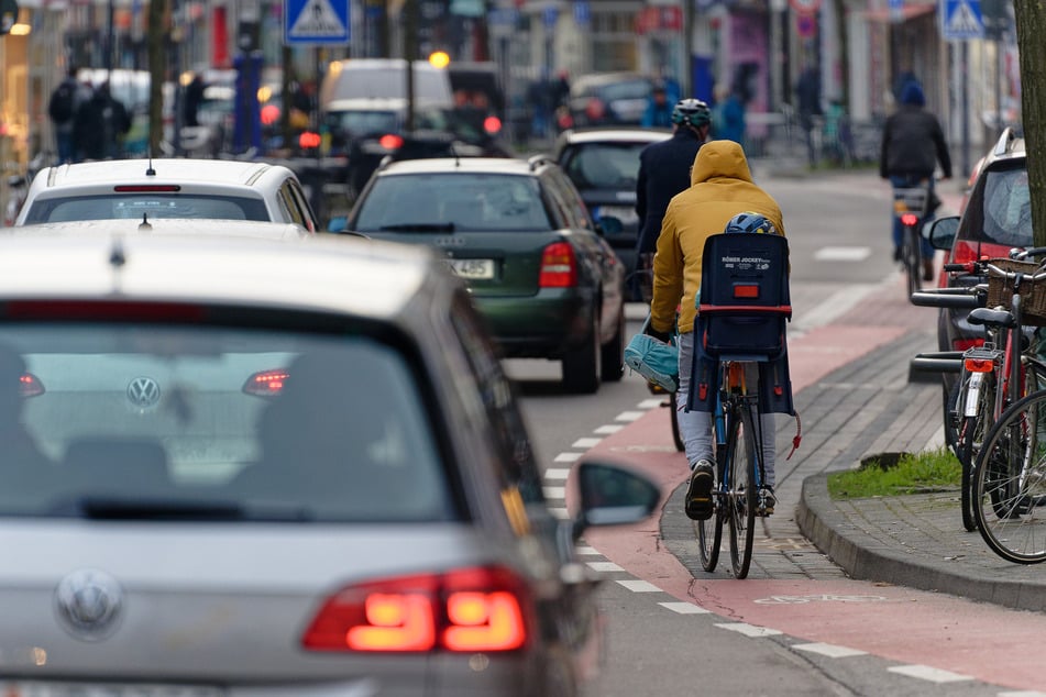 Wegen Bauarbeiten wird die Venloer Straße auf Höhe der Bahnunterführung Bahnhof-West für den motorisierten Verkehr in beiden Richtungen gesperrt.