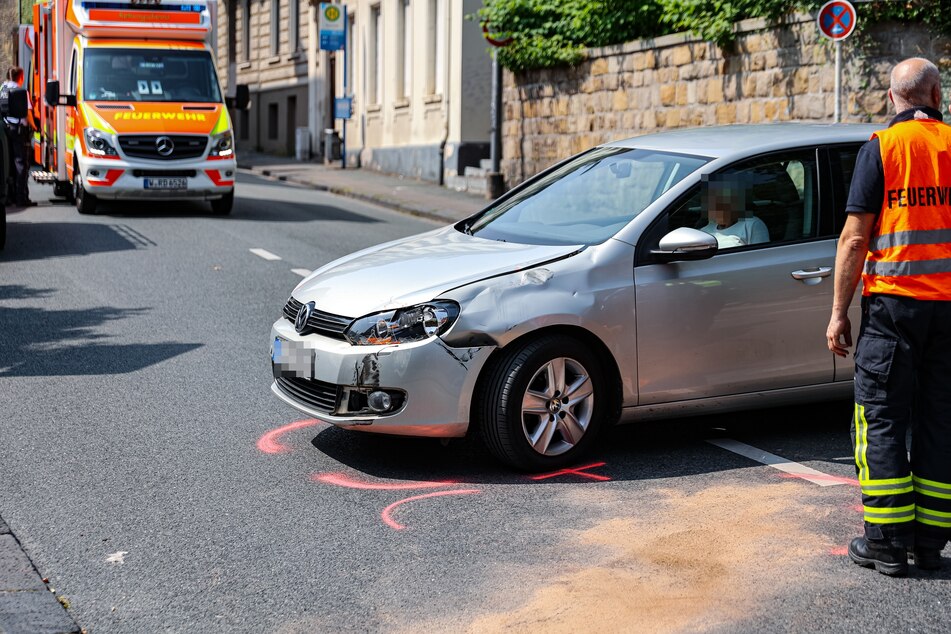 Die 84-jährige Seniorin wollte in die Nützenberger Straße in Wuppertal einbiegen, als der Motorradfahrer in die Front des VW-Golfs krachte.