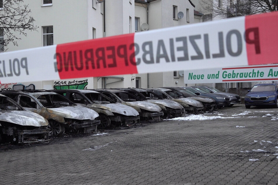 Die ausgebrannten Neu- und Gebrauchtwagen stehen auf dem Außengelände des Leipziger Skoda-Autohauses. Am Freitag bekannten sich Linksextremisten zu dem Anschlag.