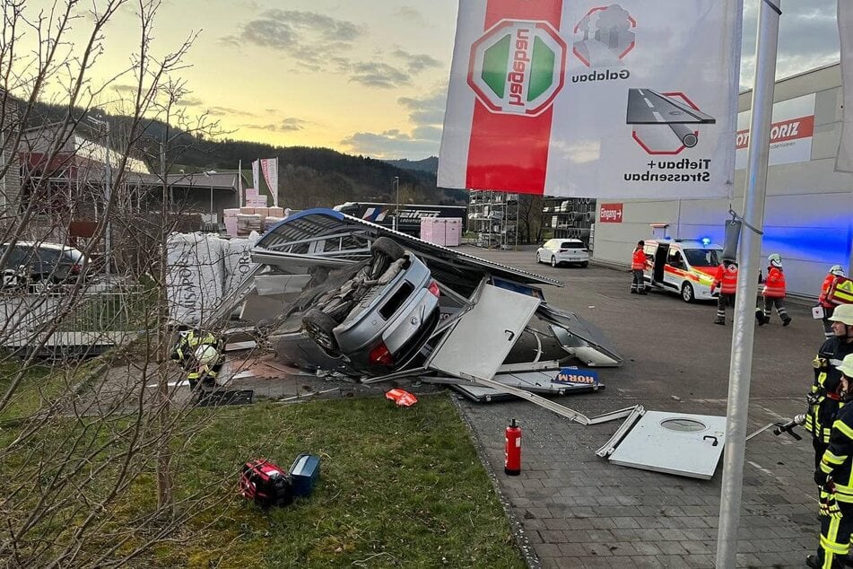 Der BMW flog nach dem Aufprall in ein Gartenhaus und zerstörte dieses komplett.