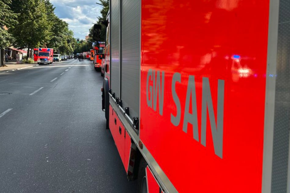 Die Berliner Feuerwehr ist mit einem "Gerätewagen Sanität" nach Gesundbrunnen in Berlin alarmiert worden.