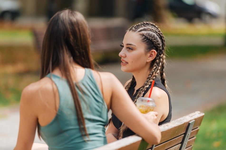 Seine Empfindungen mit einer Vertrauensperson zu teilen, kann helfen, das Fremdverliebtsein zu überwinden.