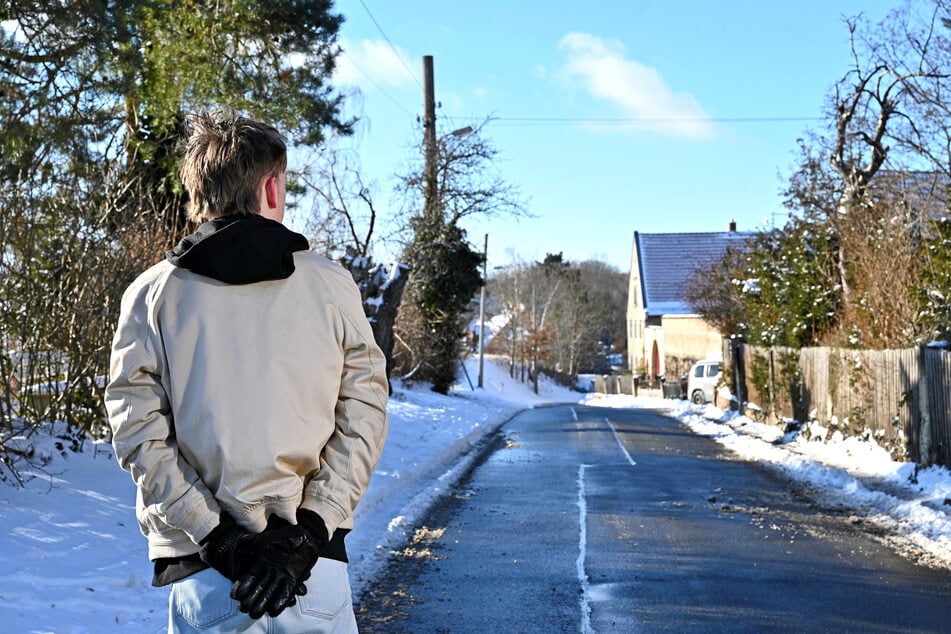 Julius (19) blickt nochmal auf den Tatort.