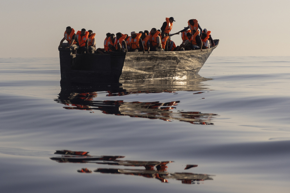 Die Flüchtlinge treten ihre Reise über das Mittelmeer in teilweise überfüllten und unsicheren Booten an. Viele können nicht gerettet werden und ertrinken.