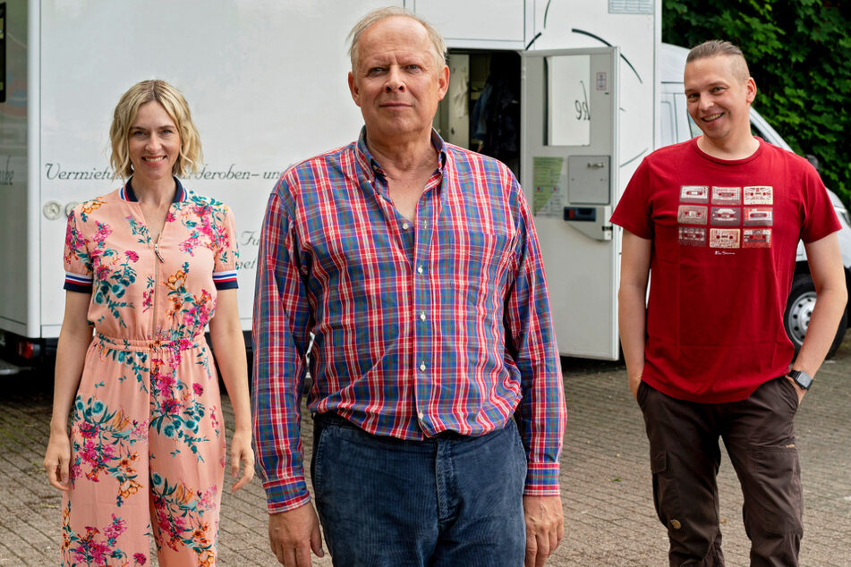 Unter der Regie von Piotr J. Lewandowski (46, r.) drehen Kim Riedle (39, l.) und Axel Milberg (64) den Film "Meine Freundin Volker".