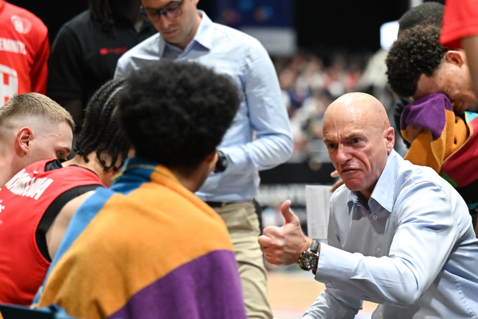 Niners-Coach Trainer Rodrigo Pastore (r.) konnte am Mittwochabend mit seiner Mannschaft im Eurocup den dritten Sieg nacheinander feiern.