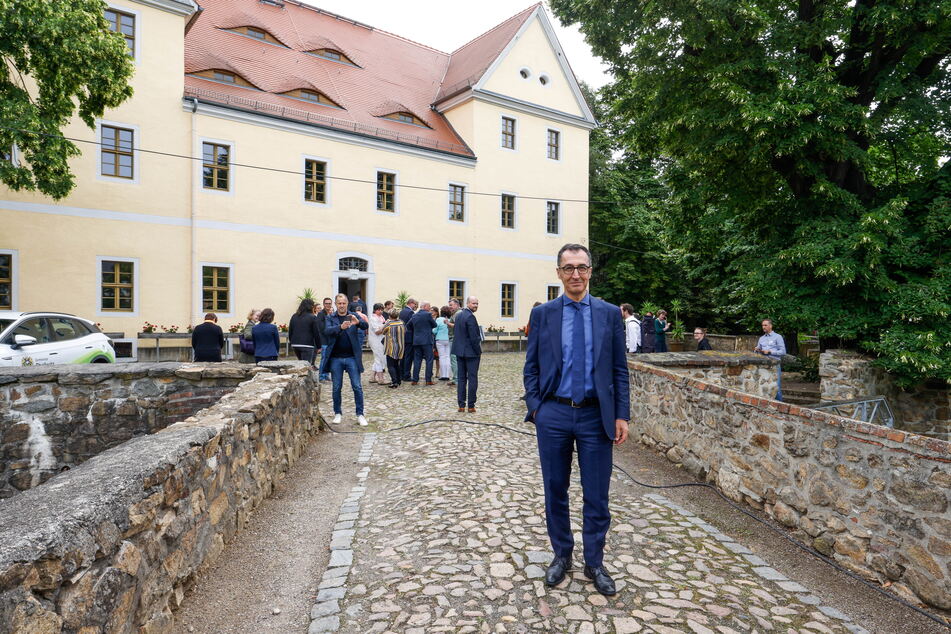 Cem Özdemir (56, Grüne) hat auf seiner Sommertour auch das Herrenhaus Röcknitz in Thallwitz besucht.
