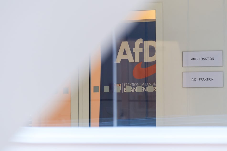 Das Logo der Partei Alternative für Deutschland (AfD) ist am Eingang zur Landtags-Fraktion angebracht.