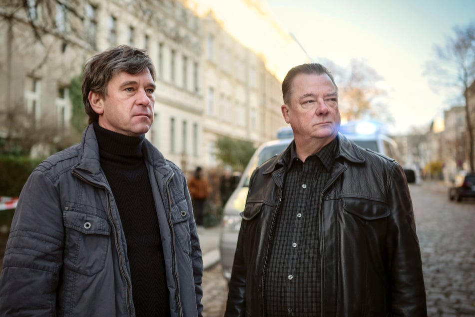 Die Kommissare Lehmann (l.) und Koitzsch (r.) ermitteln in "Der Schlüsselmacher" ein letztes Mal zusammen. Hier sieht man sie in ihrem ersten gemeinsamen Fall "An der Saale hellem Strande" aus 2021.