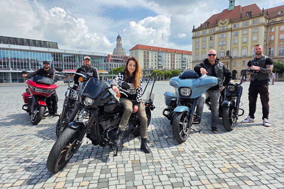 Die Biker Lukas (24, v.l.), Ricardo (42), Organisatorin Daniela Hesse (38), Mathias (47), Philipp (30) laden zu den "Harley Days" ein.
