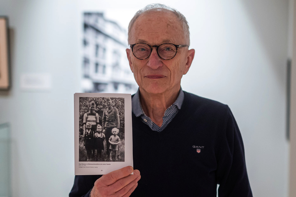 Hans Heinrich Ferdinand Küstner (83) mit dem letzten gemeinsamen Familienfoto: Widerstandskämpfer Paul Küstner (†48), Ehefrau Irmgard und ihre drei Kinder. Sohnemann Hans Heinrich Ferdinand steht ganz links.