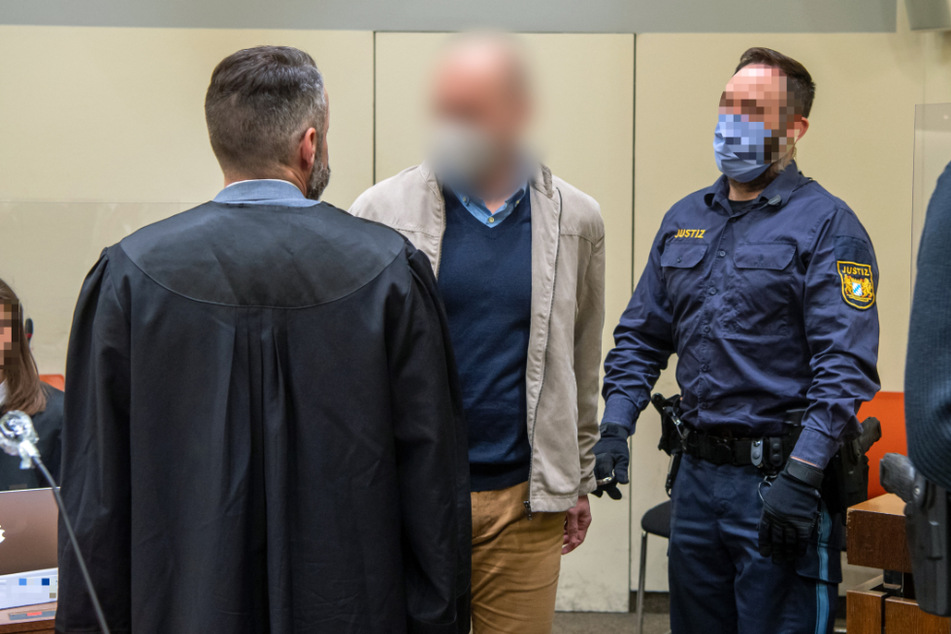 Der Angeklagte Mark S. (Mitte) wurde vom Landgericht München II zu einer Haftstrafe von vier Jahren und zehn Monaten inklusive Berufsverbot von Jahren verurteilt.