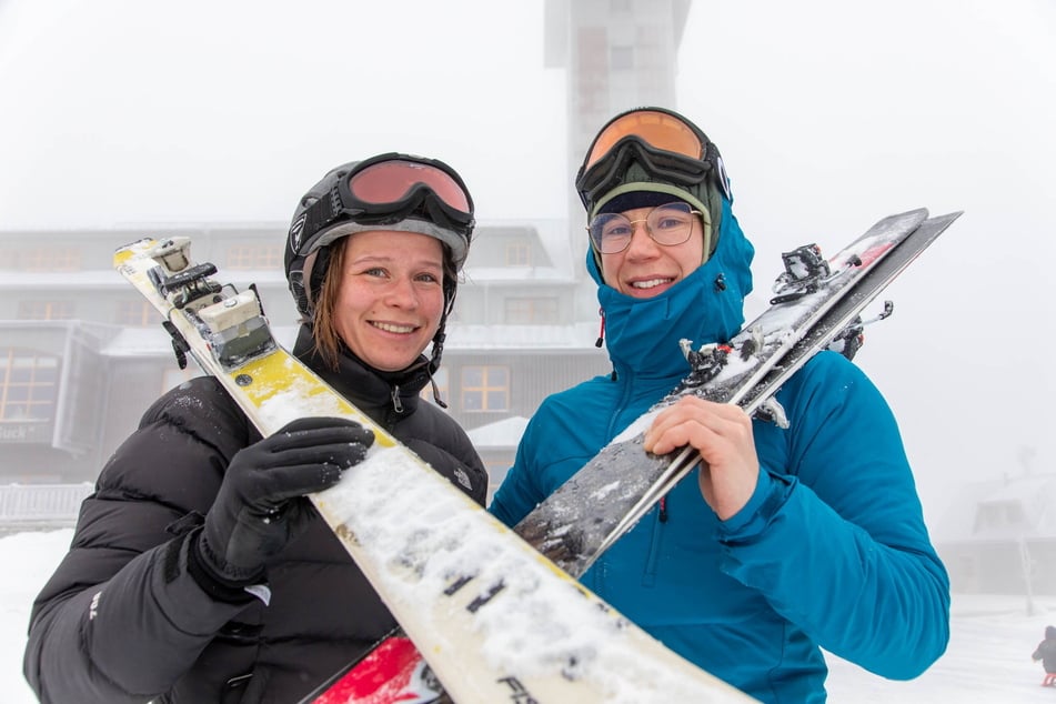 Hanna Kalweit (l.) und Marie Arlt aus Dresden nutzen bereits die Pisten am Fichtelberg.