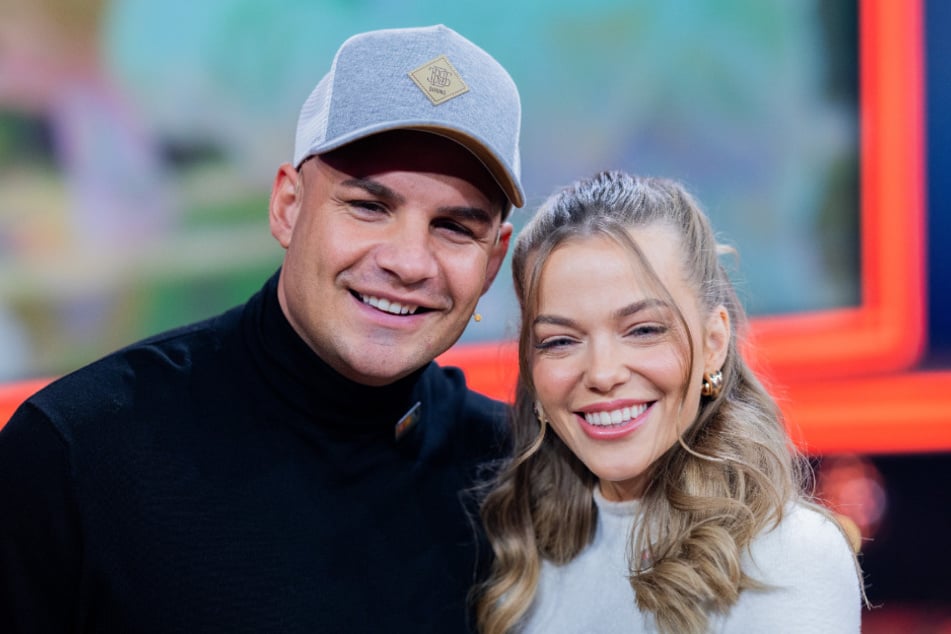 Ob Laura Maria Rypa (29, r.) davon begeistert ist, dass Pietro Lombardi (32) so offen über die Länge seines besten Stücks spricht?