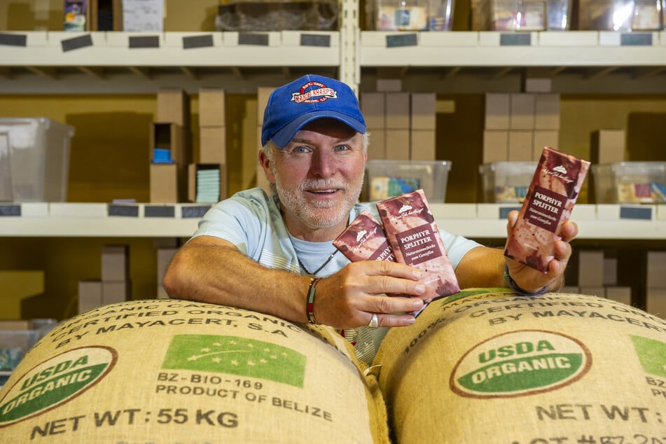 Für die feinen Tafeln "Porphyr Splitter" verwendet Patrick Walter (57) Kakaobohnen aus Belize.