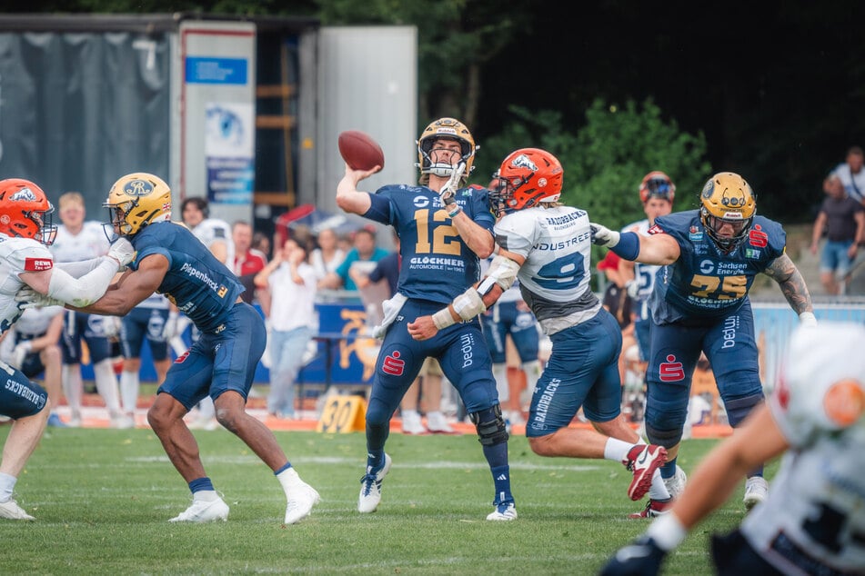 Dresden Quarterback Justin Miller (M.) war dem Druck meist gewachsen und lief auch zu zwei Touchdowns.