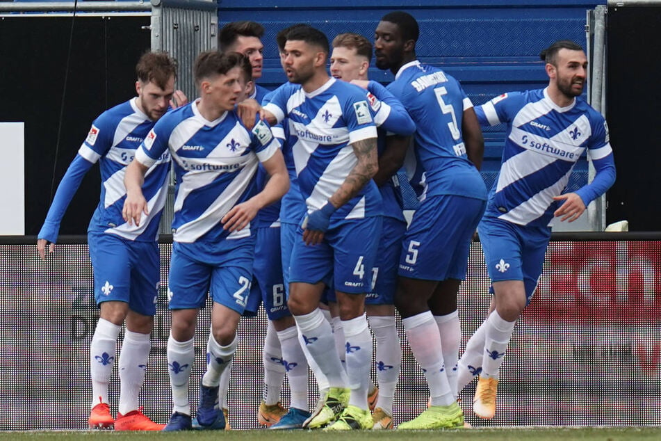 Serdar Dursun (r.) hat sich in der Saison 2020/21 für Darmstadt 98 zum Torschützenkönig der 2. Bundesliga gekrönt.