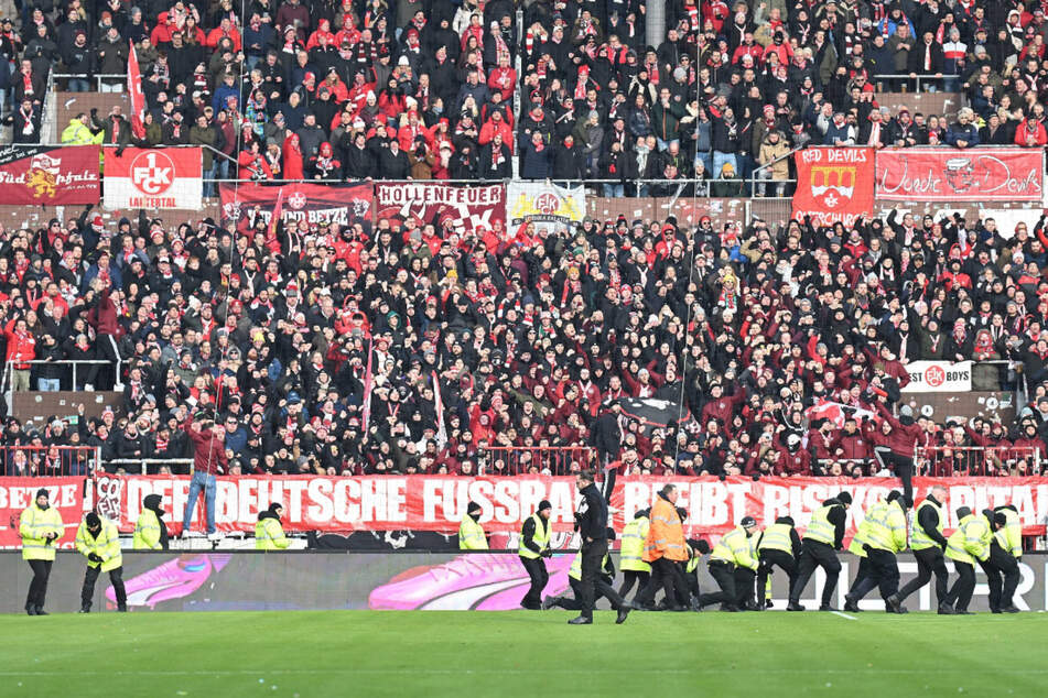 Das Duell zwischen dem FC St. Pauli und dem 1. FC Kaiserslautern musste unterbrochen werde. Die Fans beider Klubs machten ihrem Unmut Luft.