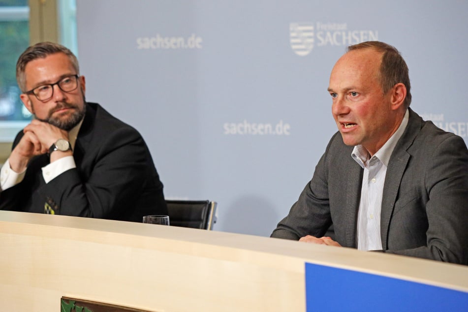 Da saßen sie noch gemeinsam auf der Regierungsbank: Ex-Wirtschaftsminister Martin Dulig (51, SPD, l.), dessen wohlfeile Ankündigungen längst verhallt sind, und Ex-Umweltminister Wolfram Günther (51, Grüne), der das Thema Corona-Hilfe jetzt in den Landtag einbringt.