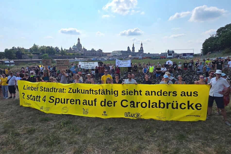 Die Initiative "Dresden Zero" hat mit einer Kundgebung den Stadtrat zu einer zwei- statt vierspurigen Carolabrücke aufgerufen. Auch eine Anbindung an den Elberadweg soll mitgedacht werden.