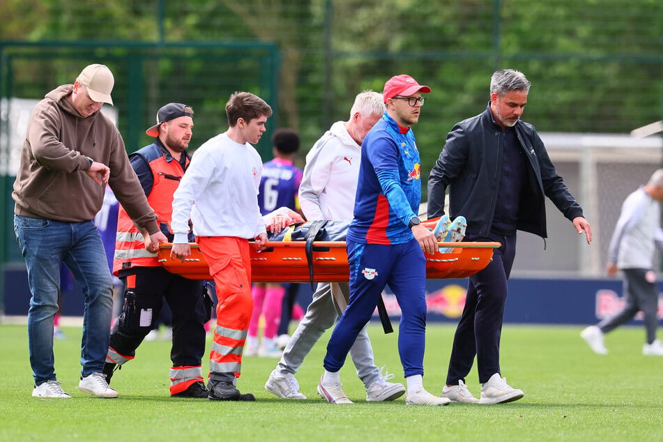 RB Leipzigs Mads Bröcker (17) verletzte sich beim Spiel gegen Mainz wohl schwerer, musste nach Abpfiff vom Platz getragen werden.