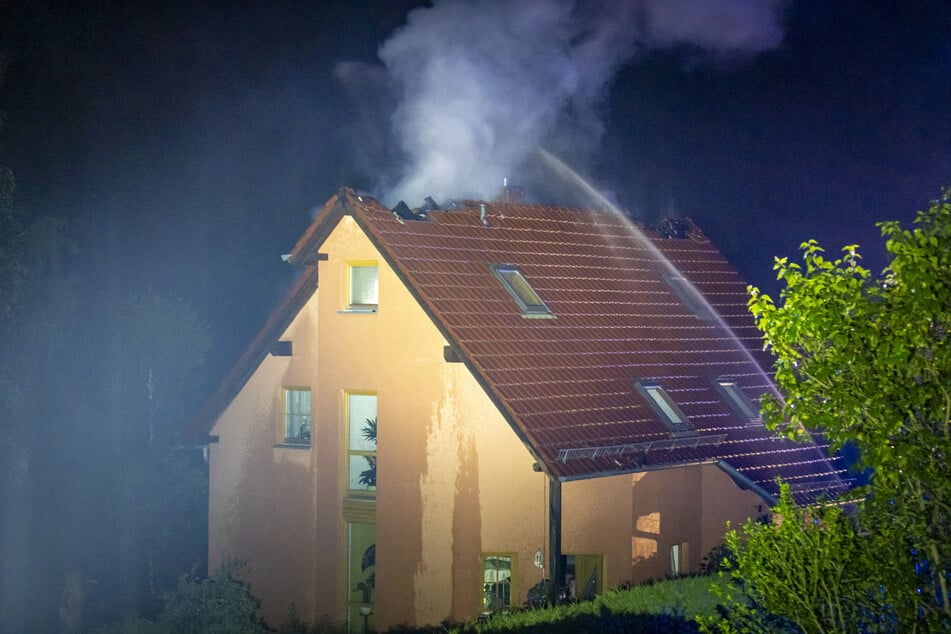 Die Flammen traten an beiden Enden des Dachstuhls aus dem Haus aus. Um das Feuer vollständig löschen zu können, musste ein Teil des Dachs von den Einsatzkräften geöffnet werden.