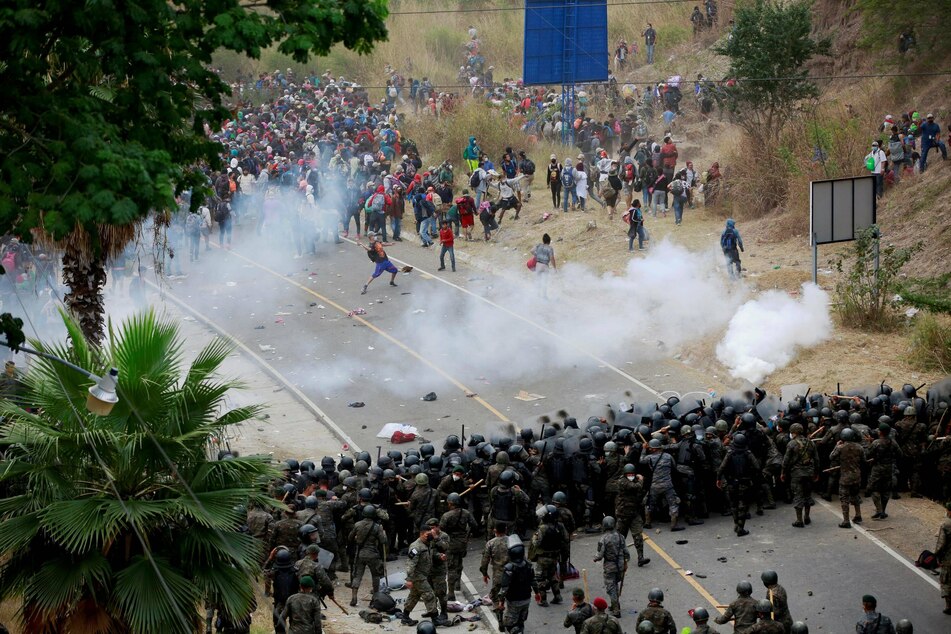 Several people were injured in the clash between Honduran migrants and Guatemalan security forces.