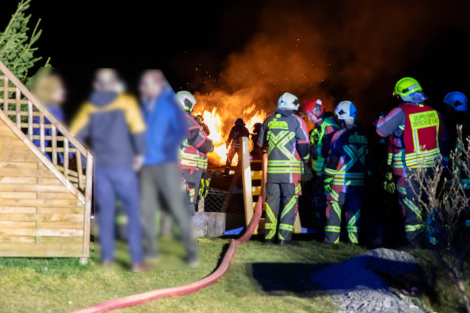 Die Einsatzkräfte löschten das Lagerfeuer.