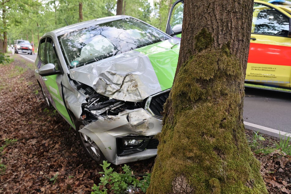 Der Škoda stark beschädigt. Die Schadenshöhe ist derzeit noch nicht bekannt.